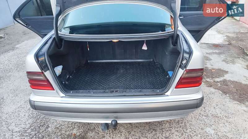 Седан Mercedes-Benz E-Class 2000 в Новояворовске