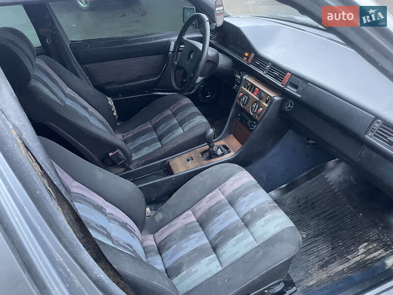 Седан Mercedes-Benz E-Class 1988 в Тульчине