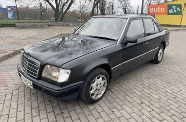 Седан Mercedes-Benz E-Class 1993 в Смілі