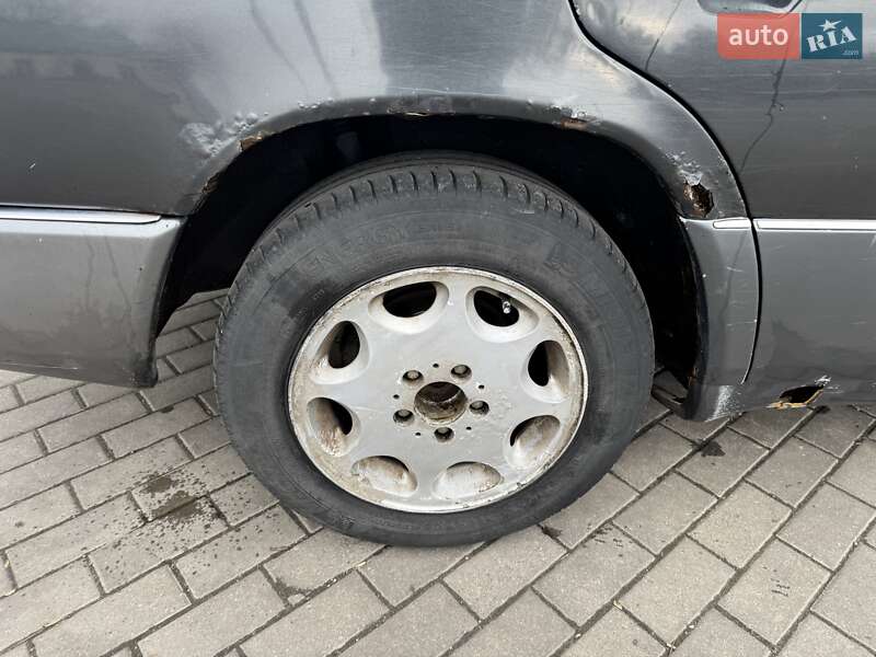 Седан Mercedes-Benz E-Class 1993 в Смілі фото 2 Седан Mercedes-Benz E-Class 1993 в Смілі