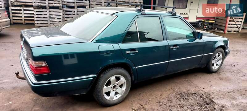 Седан Mercedes-Benz E-Class 1994 в Кельменцях