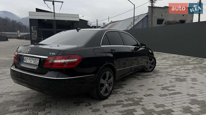 Седан Mercedes-Benz E-Class 2011 в Хусті