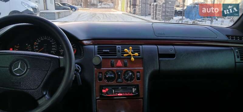 Седан Mercedes-Benz E-Class 1996 в Бориславе