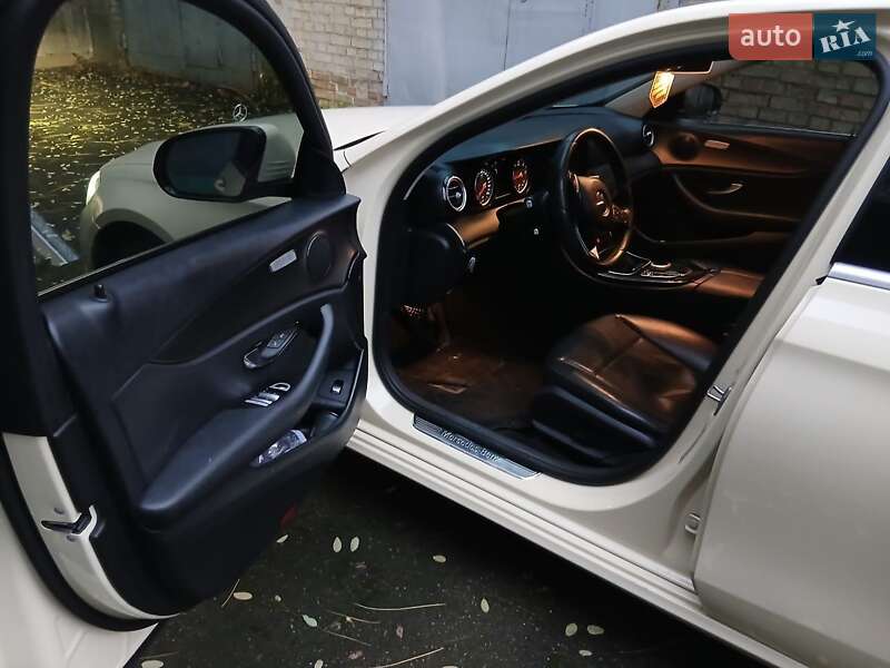 Седан Mercedes-Benz E-Class 2016 в Києві