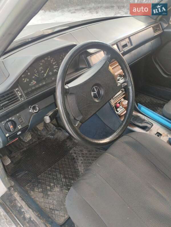 Седан Mercedes-Benz E-Class 1987 в Косове