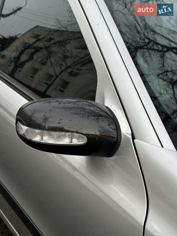 Седан Mercedes-Benz E-Class 2002 в Києві