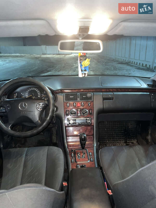 Седан Mercedes-Benz E-Class 2001 в Полтаве