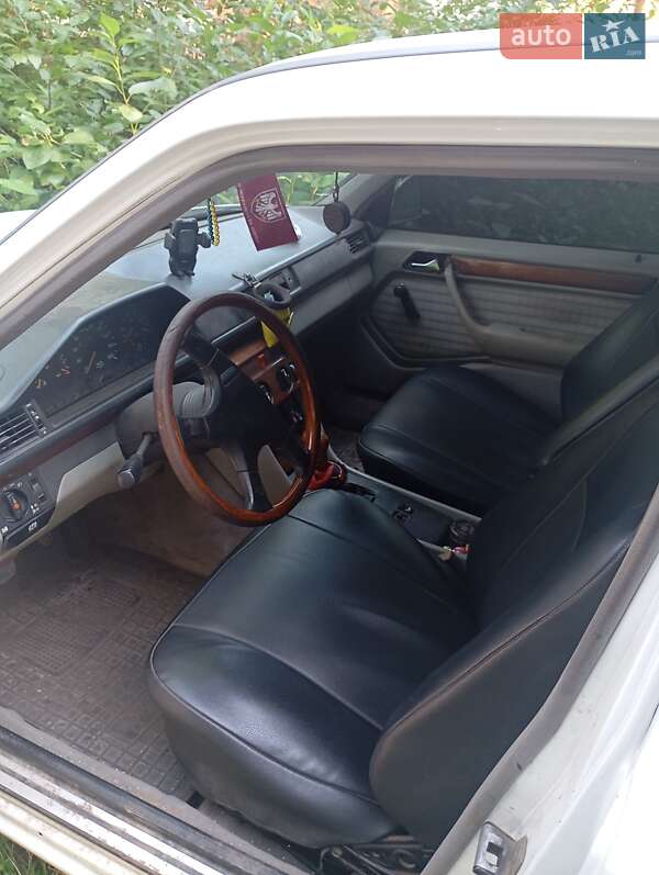 Седан Mercedes-Benz E-Class 1986 в Києві