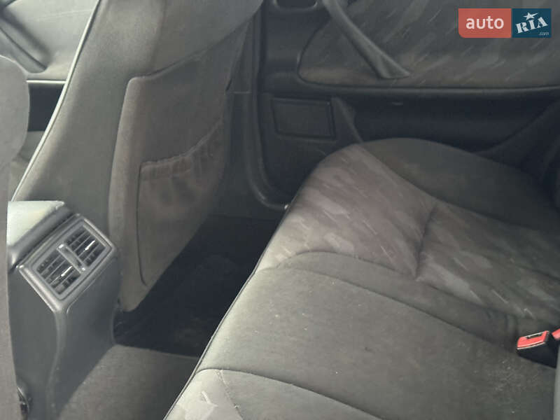 Седан Mercedes-Benz E-Class 2001 в Сарнах