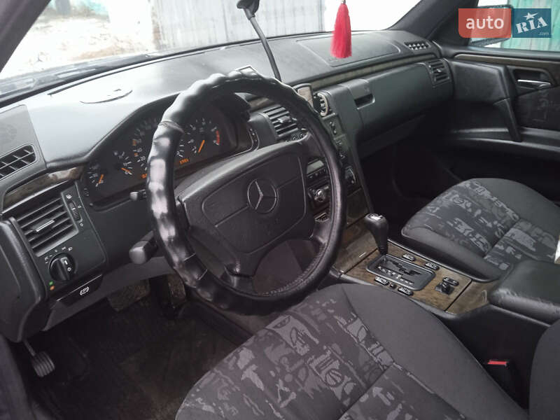 Седан Mercedes-Benz E-Class 1997 в Сребном