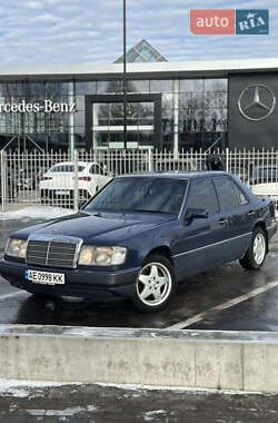 Седан Mercedes-Benz E-Class 1993 в Днепре
