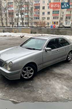 Седан Mercedes-Benz E-Class 2001 в Киеве