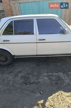 Седан Mercedes-Benz E-Class 1983 в Лубнах
