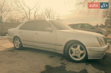 Седан Mercedes-Benz E-Class 2001 в Тростянце