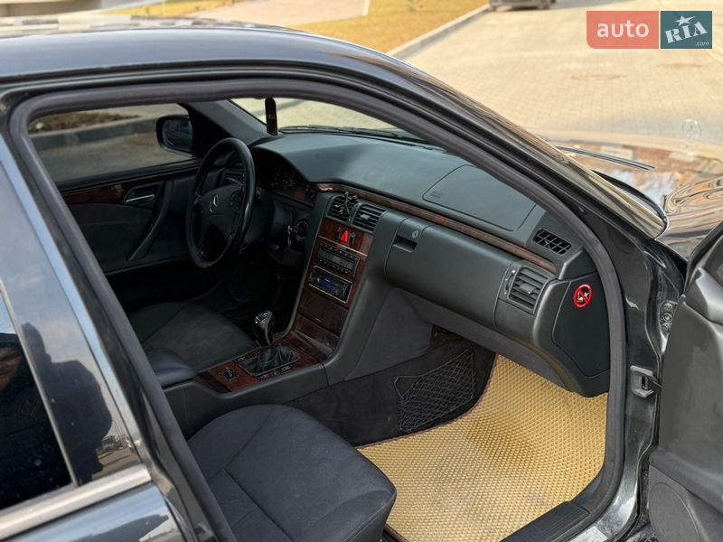 Седан Mercedes-Benz E-Class 2000 в Тернополе