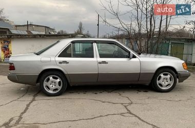 Седан Mercedes-Benz E-Class 1988 в Лугинах