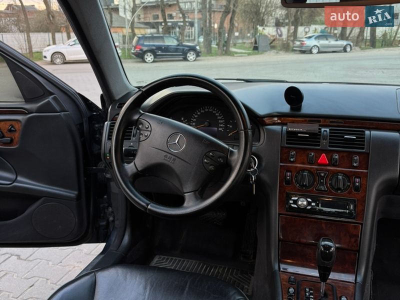 Седан Mercedes-Benz E-Class 2001 в Львове