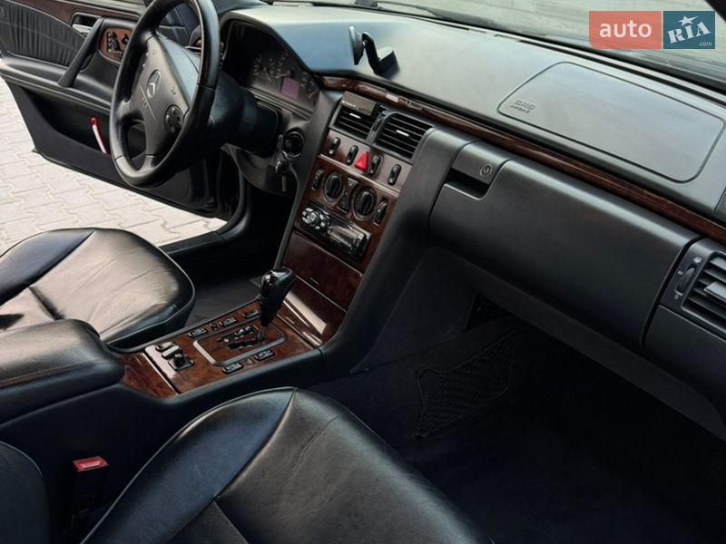 Седан Mercedes-Benz E-Class 2001 в Львове