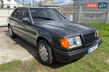 Седан Mercedes-Benz E-Class 1986 в Гадяче