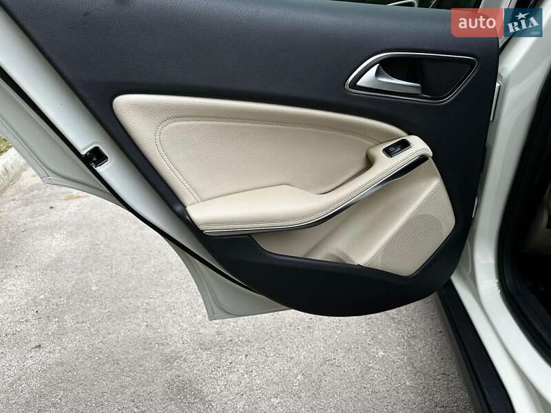 Внедорожник / Кроссовер Mercedes-Benz GLA-Class 2015 в Ровно