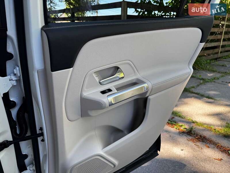 Внедорожник / Кроссовер Mercedes-Benz GLB-Class 2020 в Киеве