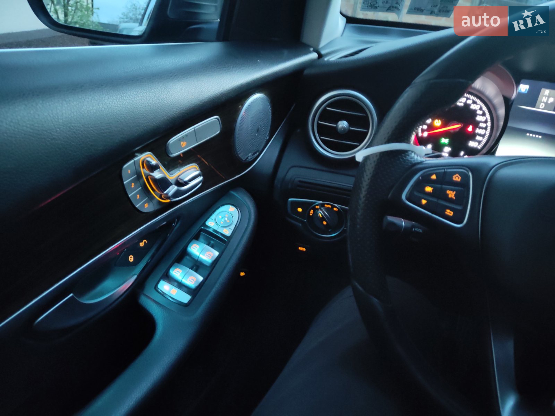 2016 Mercedes-Benz GLC - мініатюра 30