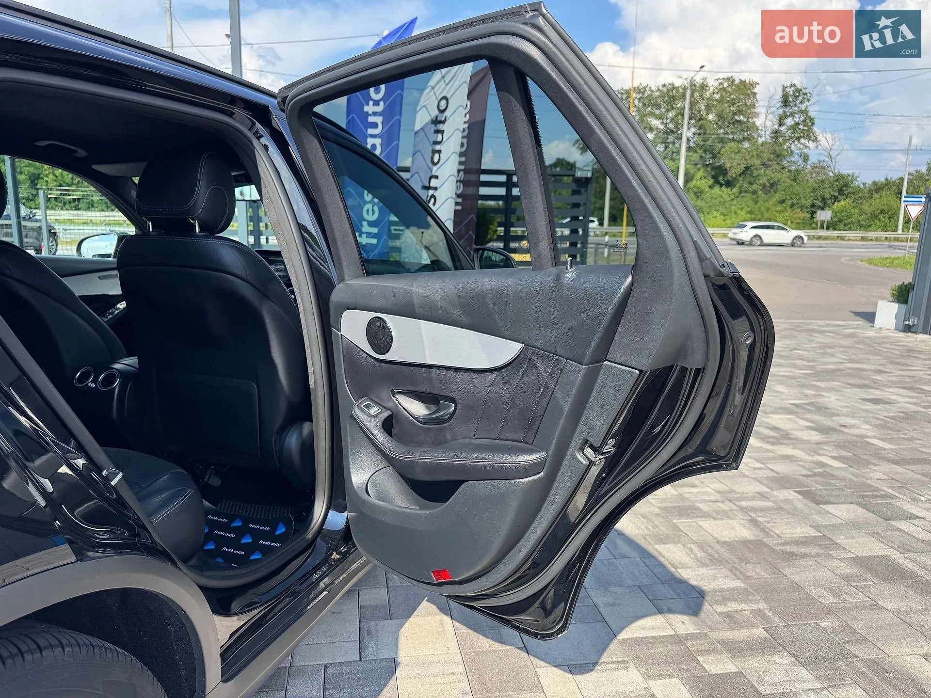 2018 Mercedes-Benz GLC - мініатюра 31