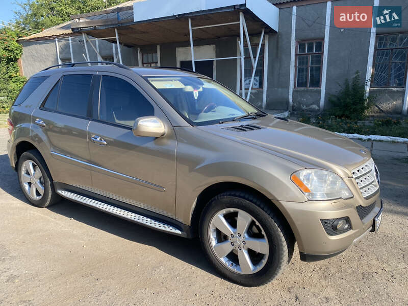 Внедорожник / Кроссовер Mercedes-Benz M-Class 2009 в Новом Буге