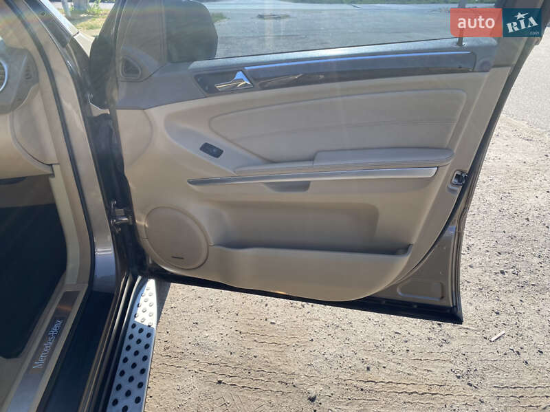 Внедорожник / Кроссовер Mercedes-Benz M-Class 2009 в Новом Буге