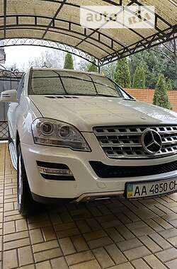 Внедорожник / Кроссовер Mercedes-Benz M-Class 2010 в Киеве