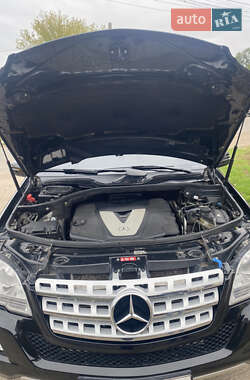 Внедорожник / Кроссовер Mercedes-Benz M-Class 2011 в 