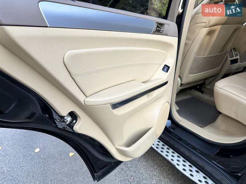 Внедорожник / Кроссовер Mercedes-Benz M-Class 2010 в Киеве