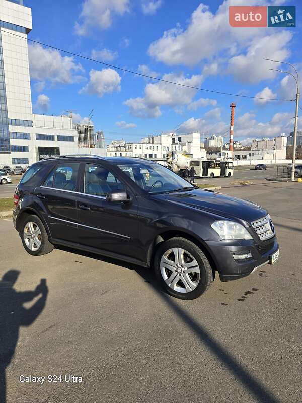 Внедорожник / Кроссовер Mercedes-Benz M-Class 2010 в Киеве