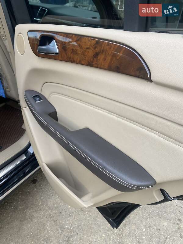 Внедорожник / Кроссовер Mercedes-Benz M-Class 2011 в Косове