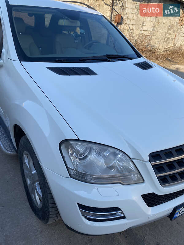 Позашляховик / Кросовер Mercedes-Benz M-Class 2011 в Каневі