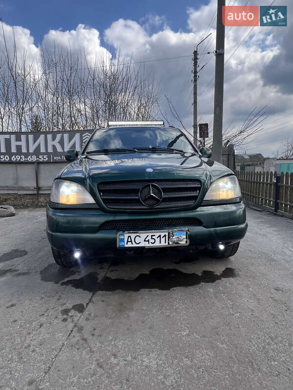 Внедорожник / Кроссовер Mercedes-Benz M-Class 2001 в 