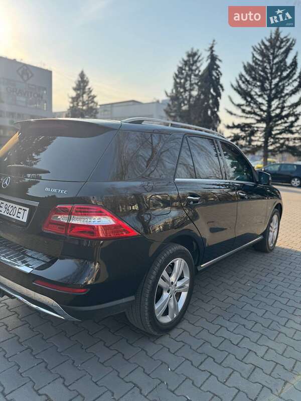 Внедорожник / Кроссовер Mercedes-Benz M-Class 2011 в Черновцах