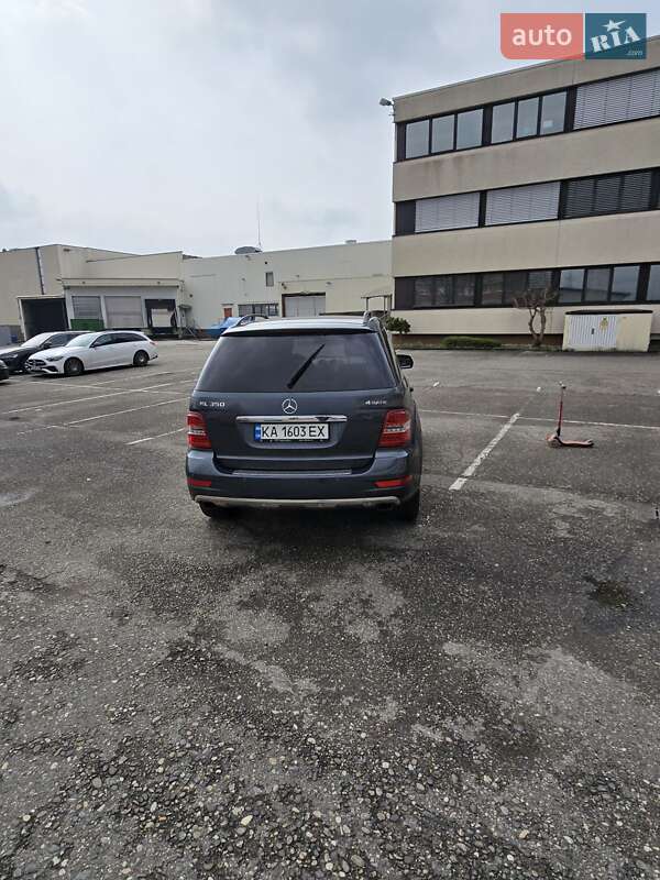 Внедорожник / Кроссовер Mercedes-Benz M-Class 2010 в Киеве