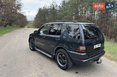 Внедорожник / Кроссовер Mercedes-Benz M-Class 1999 в 