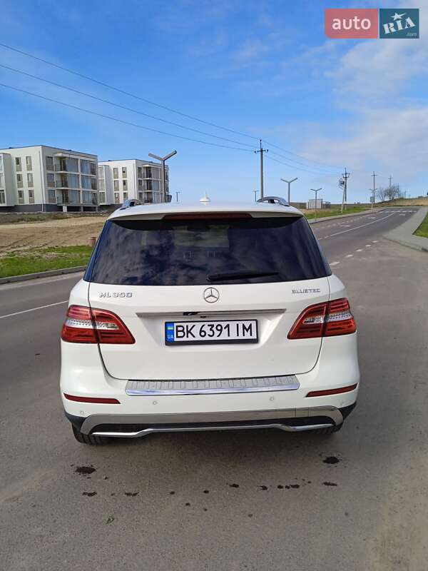 Позашляховик / Кросовер Mercedes-Benz M-Class 2011 в Рівному