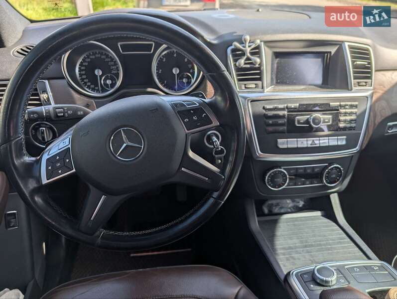 Позашляховик / Кросовер Mercedes-Benz M-Class 2013 в Сваляві