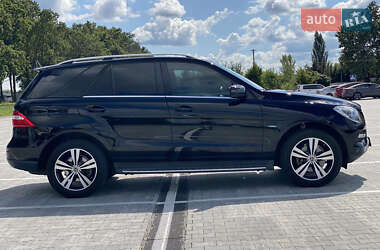 Позашляховик / Кросовер Mercedes-Benz M-Class 2011 в 