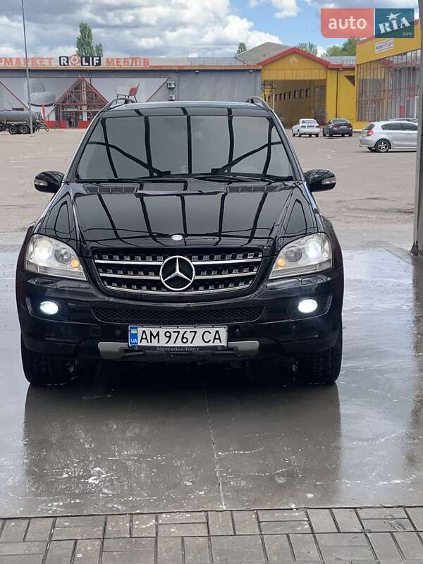Внедорожник / Кроссовер Mercedes-Benz M-Class 2005 в 