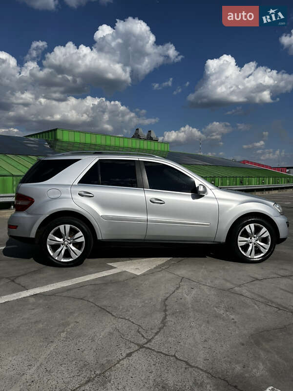 Позашляховик / Кросовер Mercedes-Benz M-Class 2010 в Києві