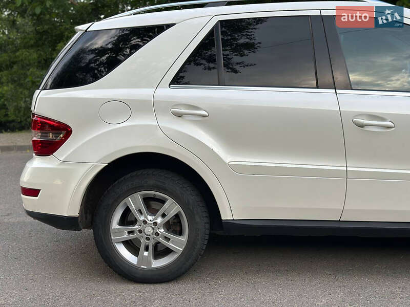 Внедорожник / Кроссовер Mercedes-Benz M-Class 2010 в Черновцах
