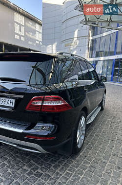 Позашляховик / Кросовер Mercedes-Benz M-Class 2012 в 