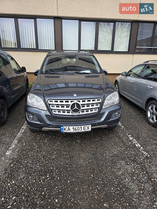 Внедорожник / Кроссовер Mercedes-Benz M-Class 2010 в Киеве