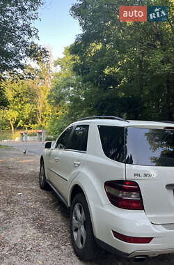 Внедорожник / Кроссовер Mercedes-Benz M-Class 2011 в 