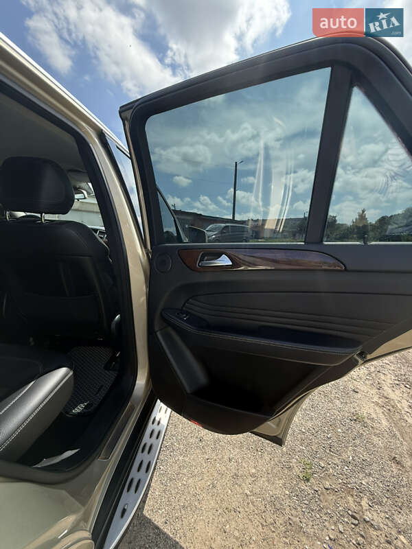 Внедорожник / Кроссовер Mercedes-Benz M-Class 2011 в Конотопе