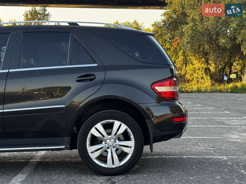 Внедорожник / Кроссовер Mercedes-Benz M-Class 2010 в Киеве